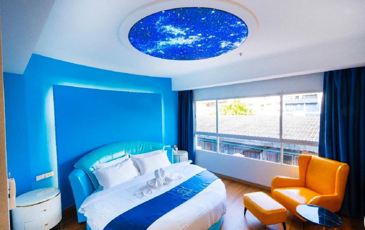 Sapphire Hotel Silom Bangkok Exterior photo A room at the hotel