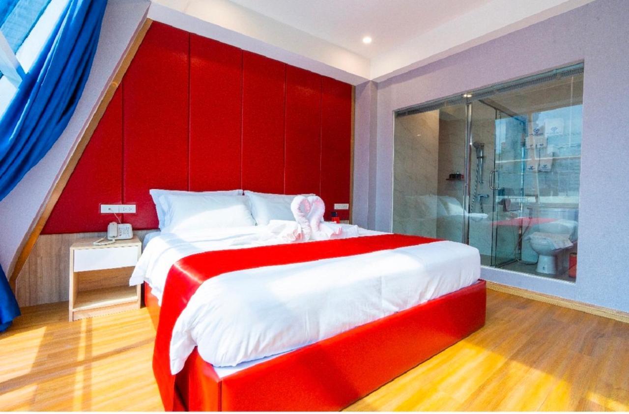 Sapphire Hotel Silom Bangkok Exterior photo A room at the hotel