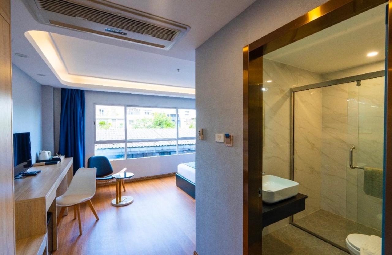 Sapphire Hotel Silom Bangkok Exterior photo A room at the hotel