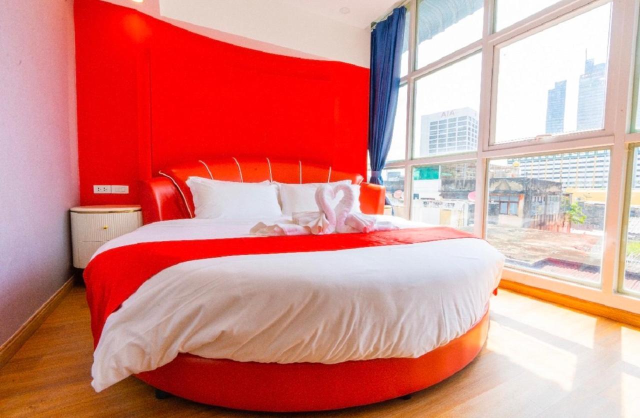 Sapphire Hotel Silom Bangkok Exterior photo A room at the hotel