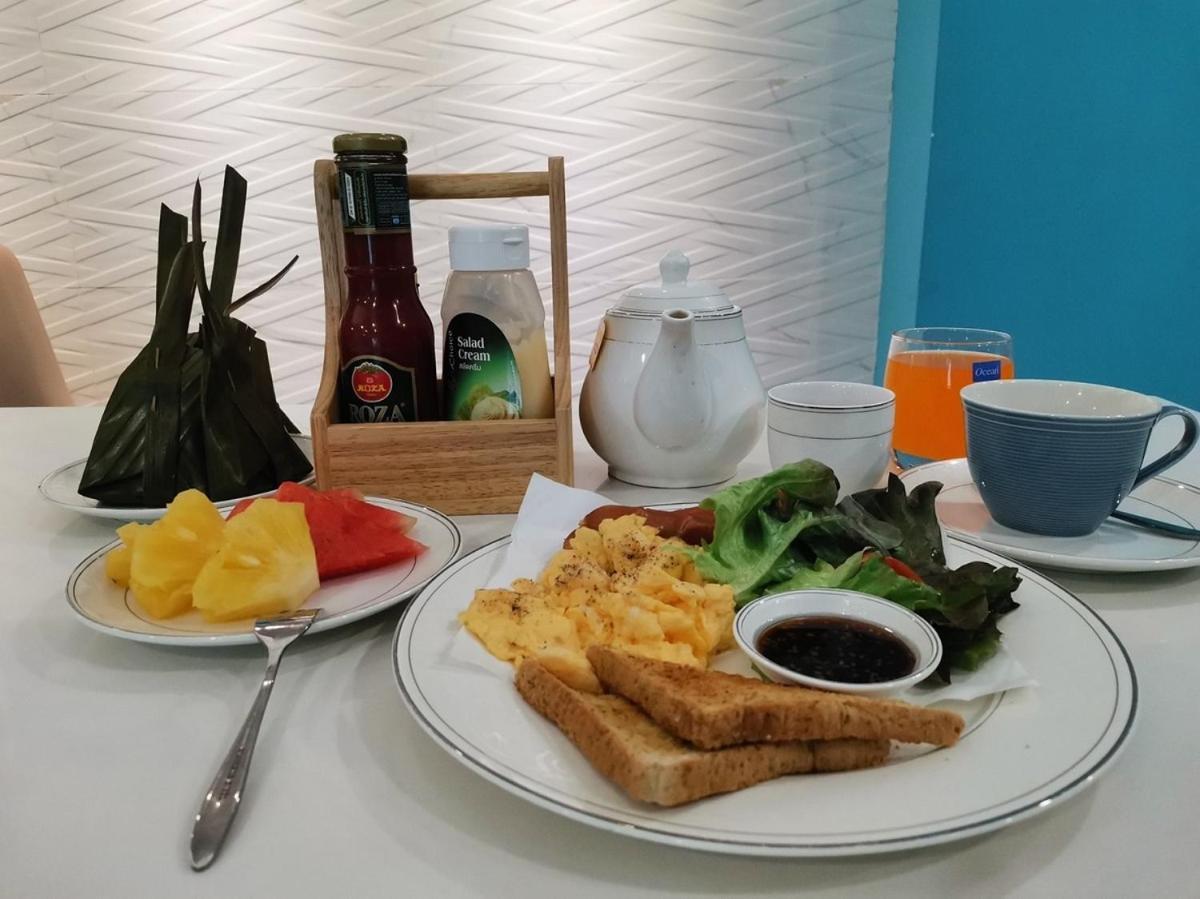 Sapphire Hotel Silom Bangkok Exterior photo A breakfast set at a restaurant in Malaysia