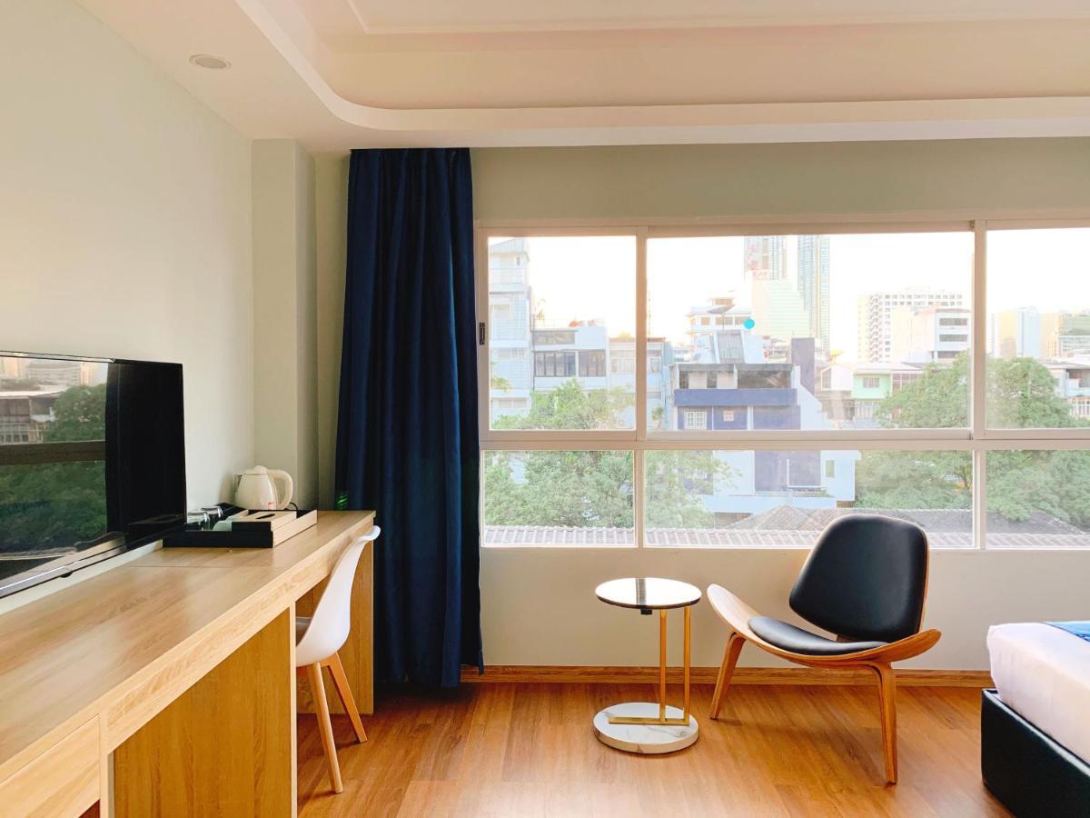 Sapphire Hotel Silom Bangkok Exterior photo A room at the hotel